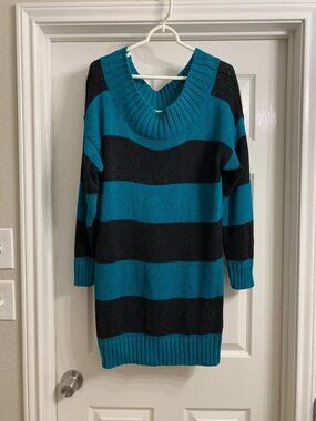 Nuggets Brand Women's Turquoise Blue and Black Sweater, Size Medium
